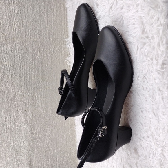 WOMEN'S Black Leather Round Toe Slip-On Buckled Ankle Strap Low Heel Pump Shoe - Picture 4 of 16